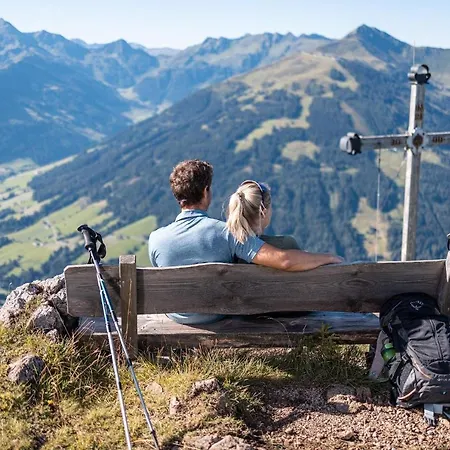 Haus Gschoesser アパート *